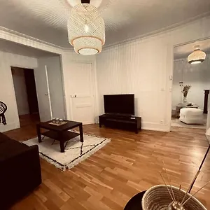 Apartamento Chic On The Famous Shopping Rue Du Faubourg Saint-honore Street, París